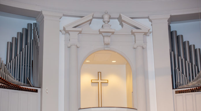 Theology school offers midweek prayer during finals Cross in church