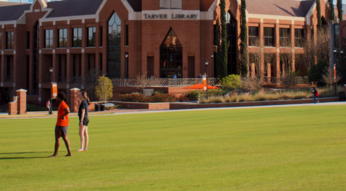 ‘I saw my P.A. and Cricket on Cruz’: Breaking down Mercer lingo Students play a game on the grass in front of the library