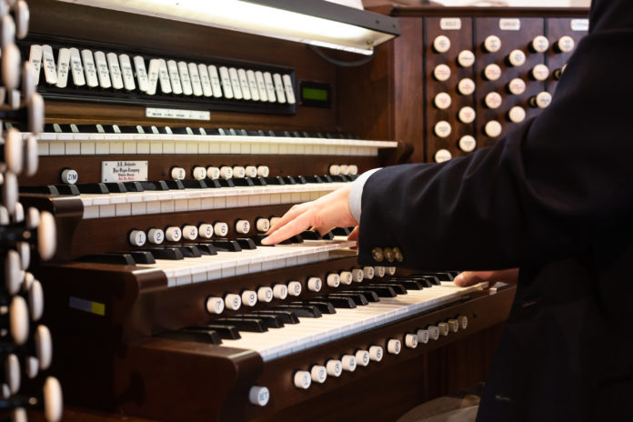 hands play the organ