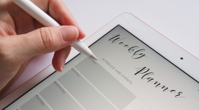 How to better manage your homework time | Ask Kelly Weekly planner displayed on tablet