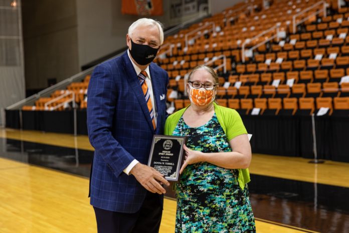 president underwood hands donna terrill an award plaque