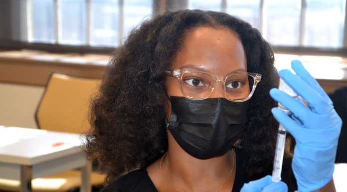 Medical students receive training to help administer COVID-19 vaccines A Mercer School of Medicine student in Macon participates in COVID-19 vaccination training.