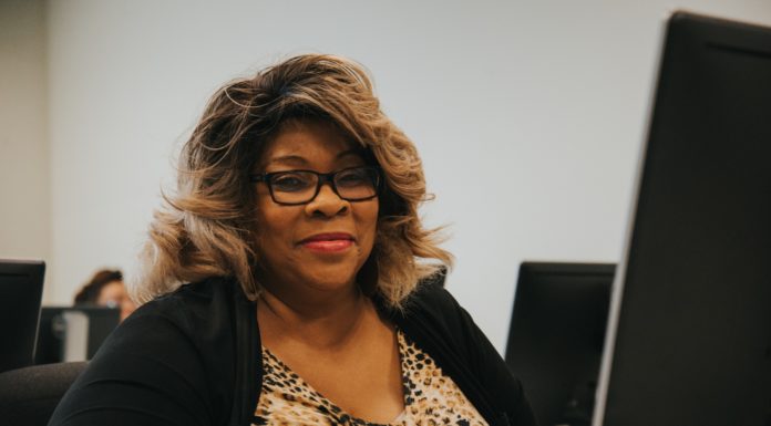 Grandmother to receive bachelor’s degree from Mercer at age 73 A woman sits in a computer lab