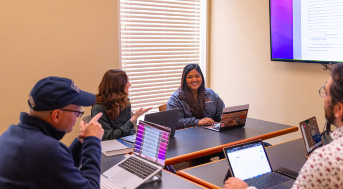 Law clinic helps prisoners while giving students real life experience Brian Kammer works with students in the Habeas Project clinic at Mercer Law School.