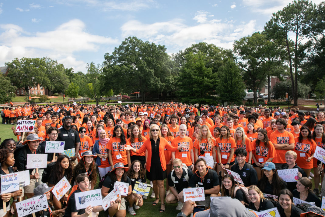Dr. Penny Elkins, senior vice president for Enrollment Management, takes a photo with Mercer freshmen and PAs during Bear Beginnings.