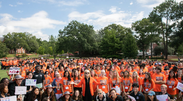 Mercer to welcome record-breaking freshman class for move-in day large group photo of smiling Mercer students and faculty during Move In