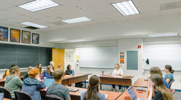Great Books program fosters community of thinkers, network of opportunities Dr. Charlotte Thomas lead students in discussion during her Great Books class on Aug. 25.