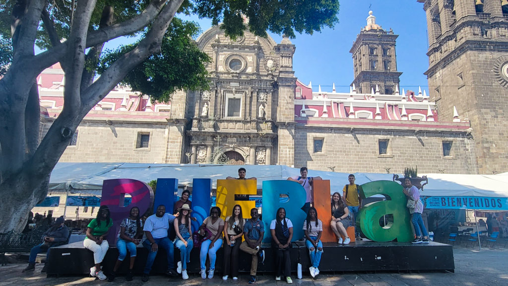 Estudiantes de Mercer exploran el centro histórico del centro de Puebla.