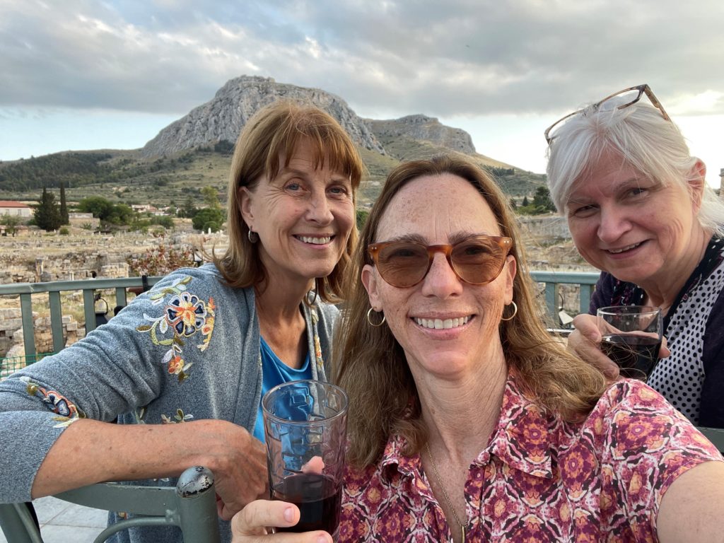 De gauche à droite, Gaynelle Fournier, Dre Charlotte Thomas et Nina Talon sont photographiées lors d'un voyage en Grèce cet été. 