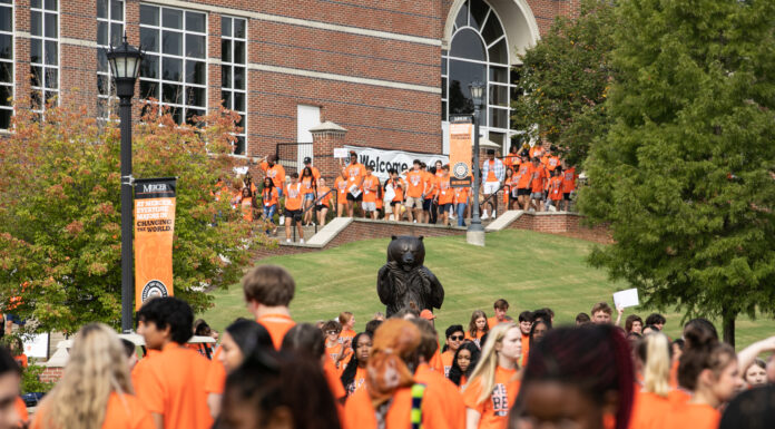 Class of 2023 graduates offer this advice to incoming freshmen hundreds of students in orange shirts on the macon campus