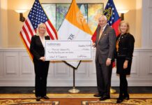 Mercer receives $25,000 grant from Gulfstream Aerospace to support School of Engineering Three people stand holding a large $125,000 check from Gulfstream to Mercer University’s School of Engineering.